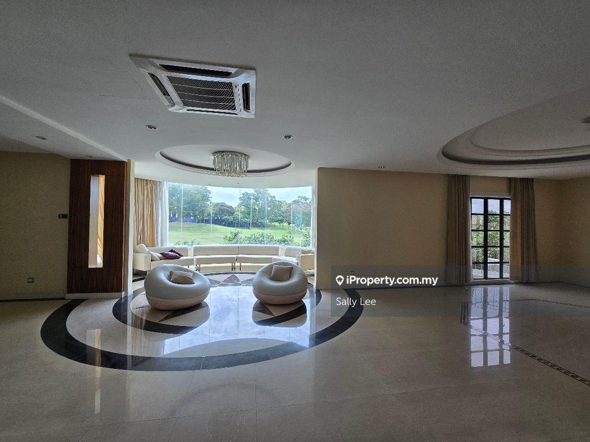 Facing golf view, tastefully design with  high ceiling