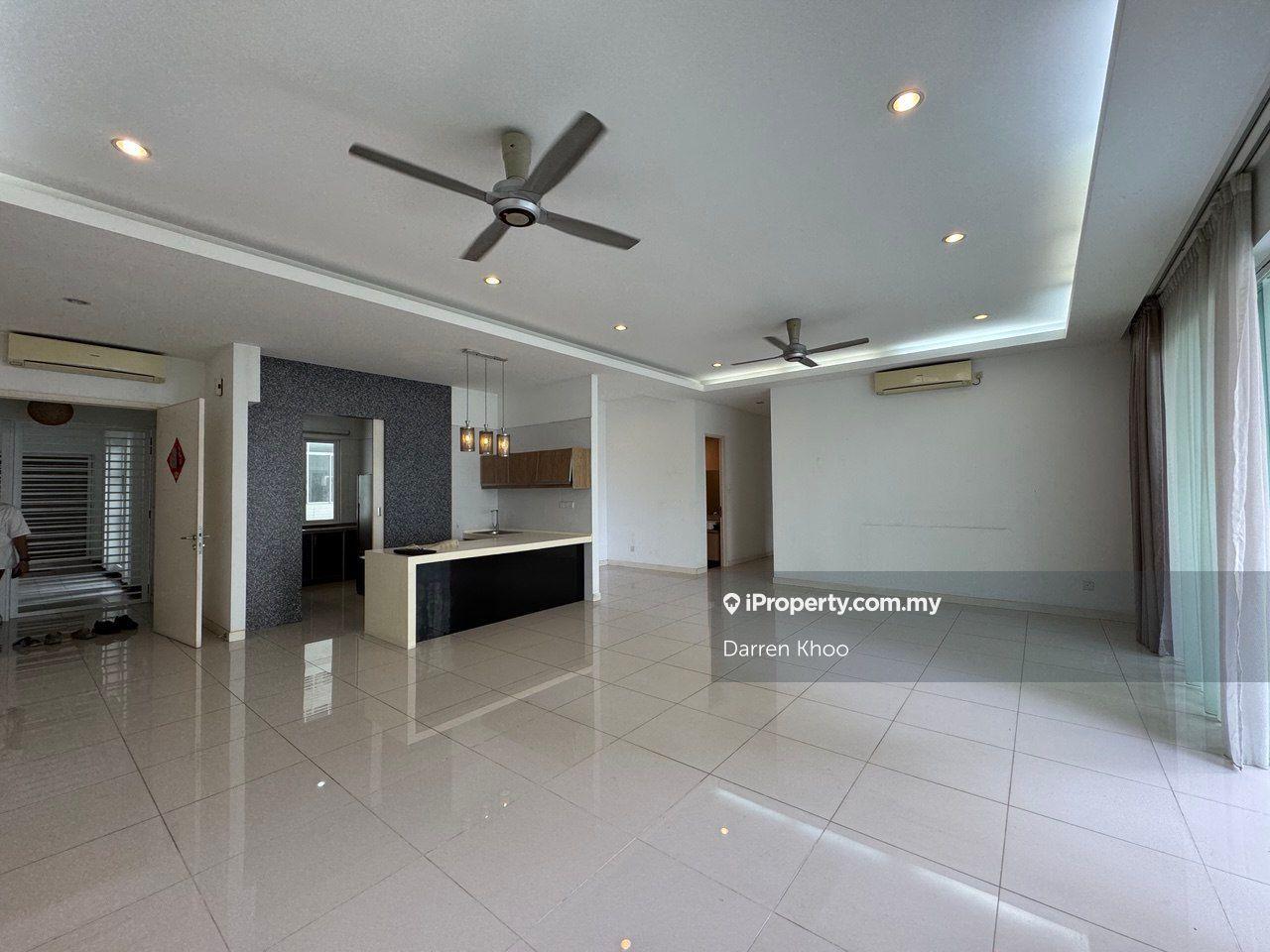 Big Unit with High Ceilings and Big Balcony