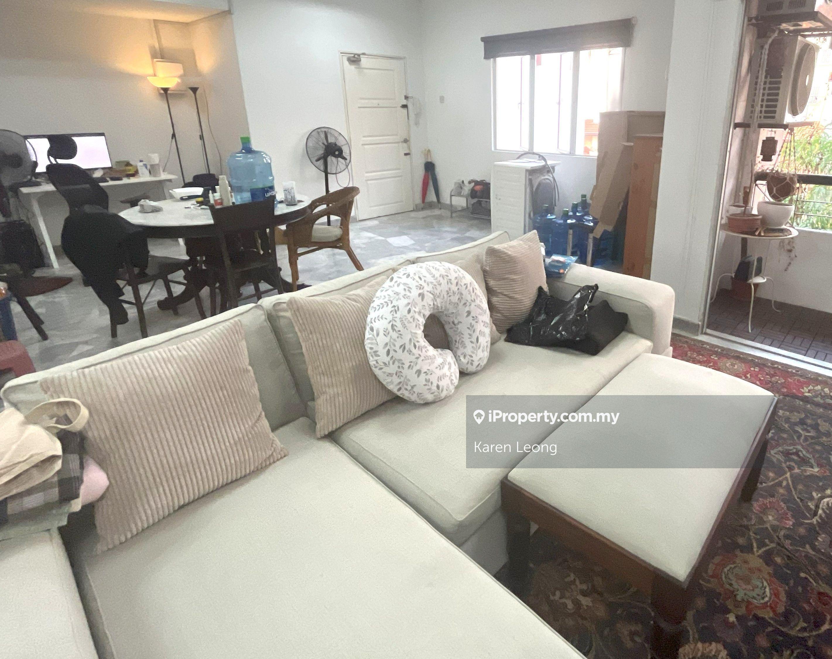 Rarely available 3-bed, 3-bath condo