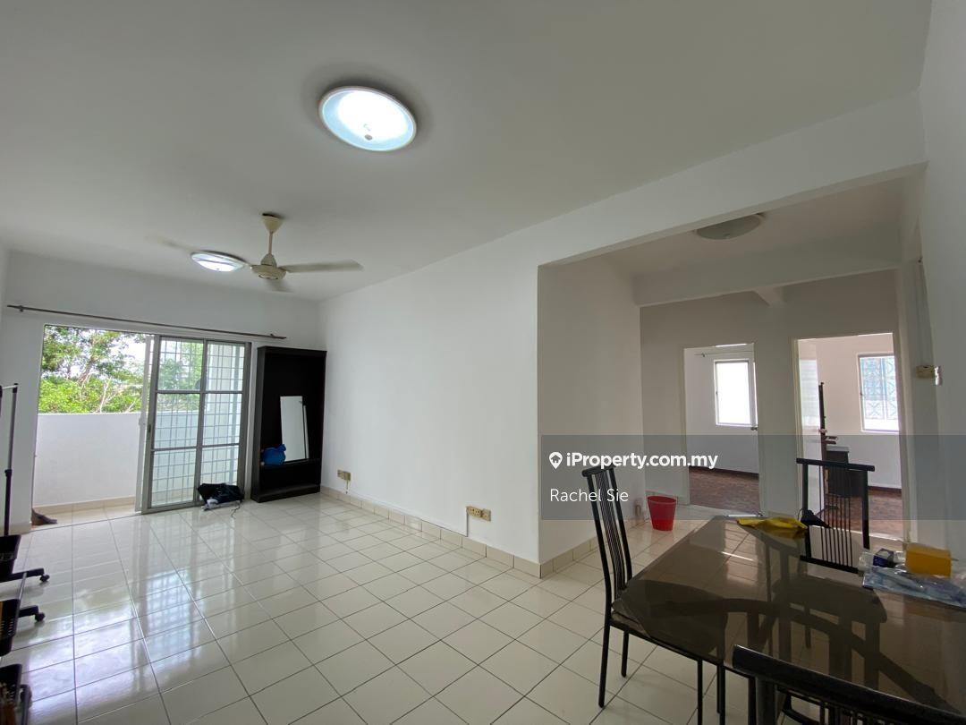 Clean and well kept unit. Move in condition