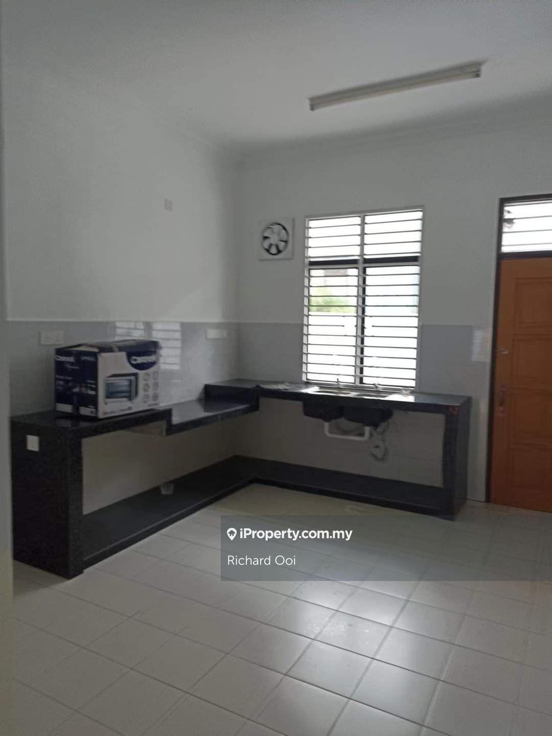 Spacious comfortable Saujana Rawang Camelia Rawang