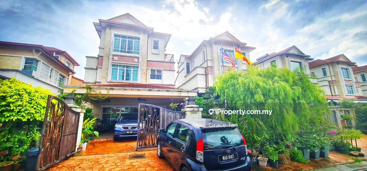 Beautiful Fully furnished 2.5 Storey Bungalow with Nice Garden