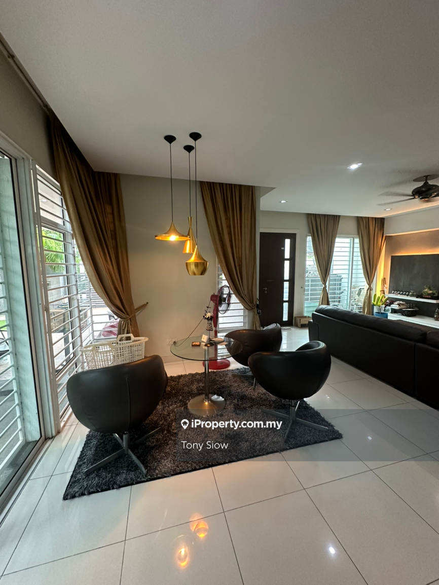 Renovated 2.5 storey Zero Lot Bungalow for Sale