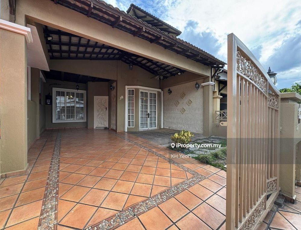 Unique 24 x 75 double volume ceiling terrace house with bungalow feel