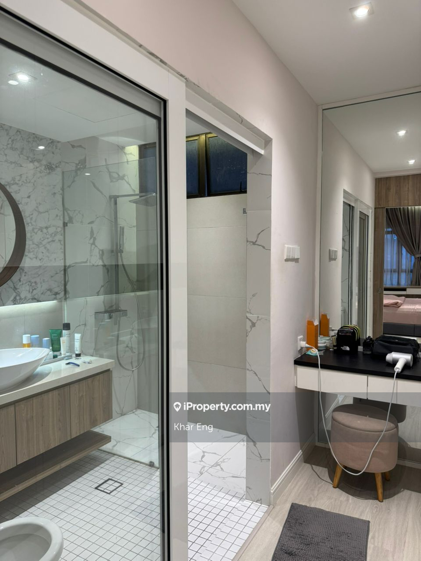 Tastefully Renovated Fully Furnished 