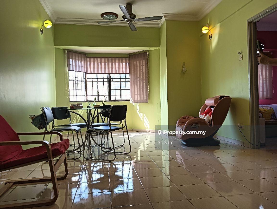 Partially furnished 2 rooms with facilities and short walk to the Mall
