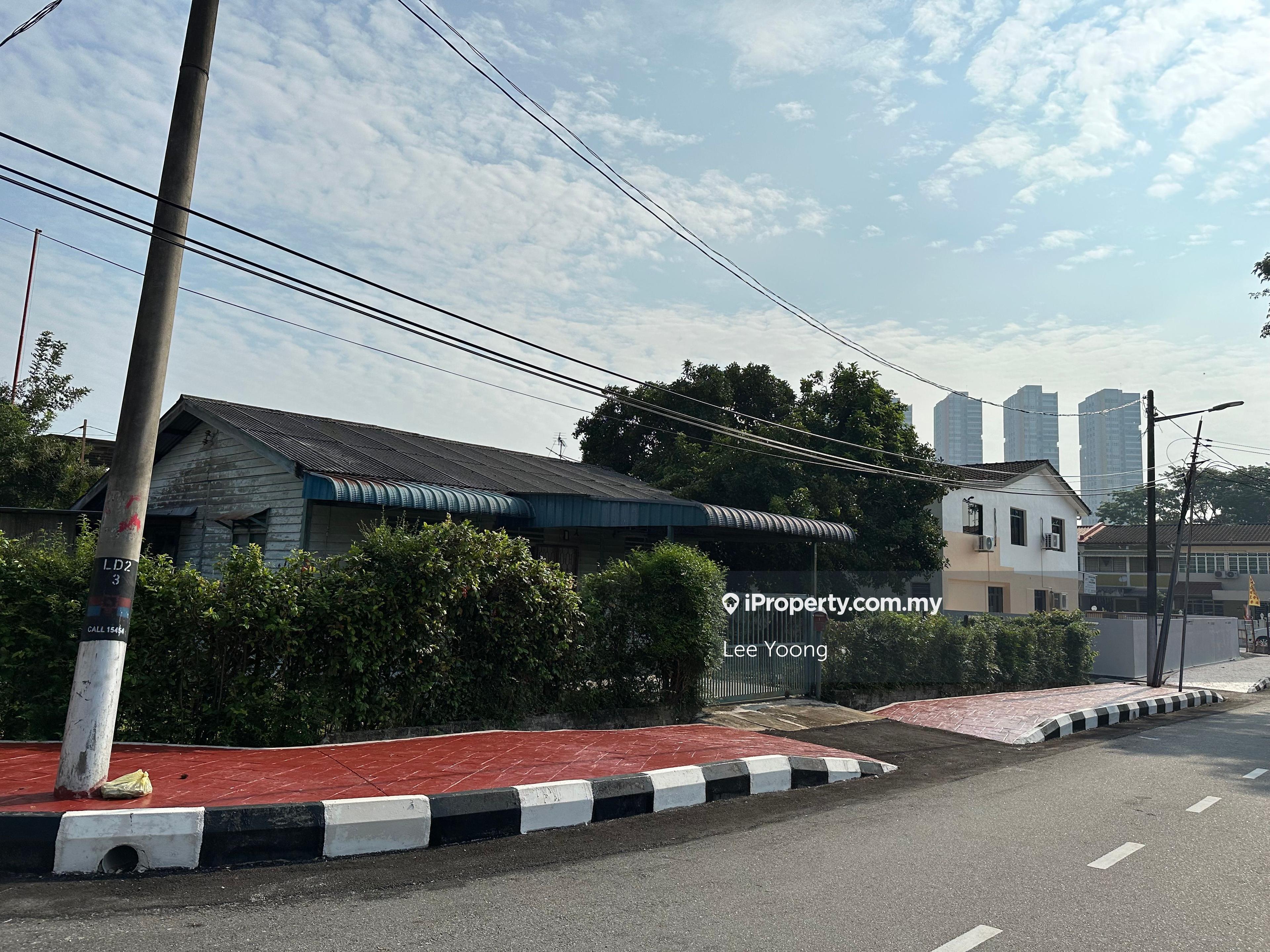 Corner Bungalow land at Island Glades Greenlane 4597sf near Starbucks 