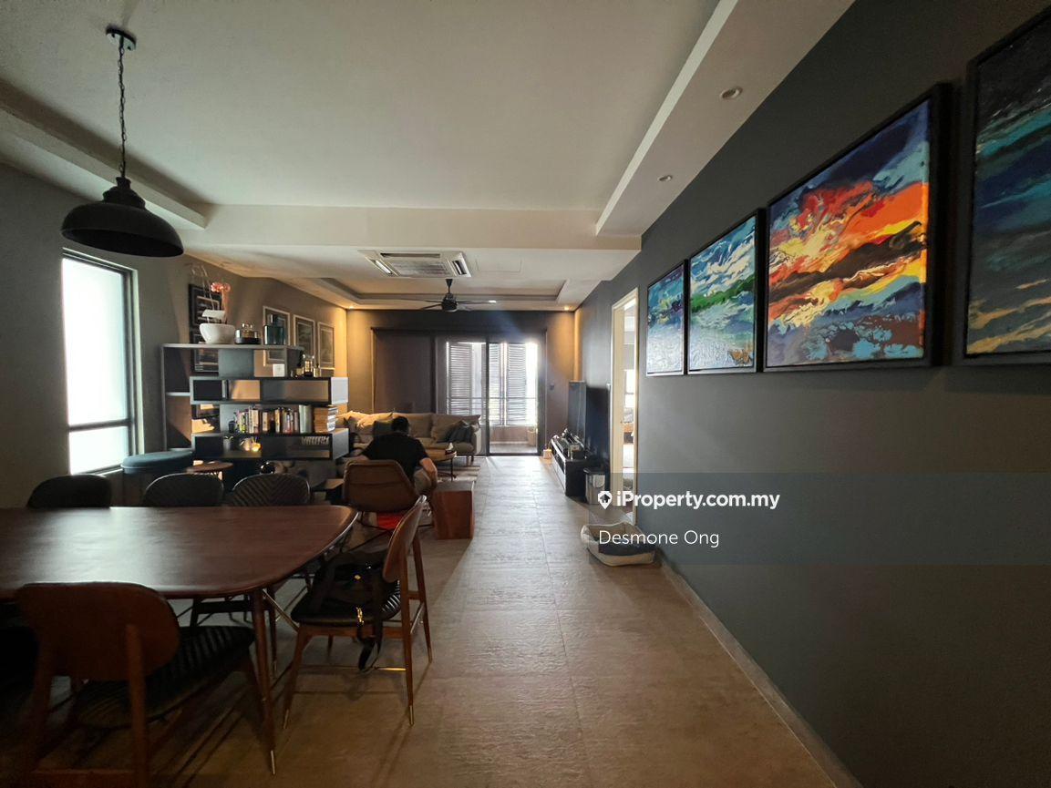 Fully renovated unit, superior condition, high floor 