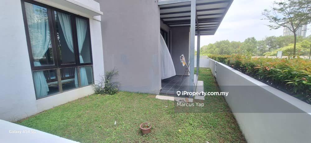 Private Garden unit with 3 car park