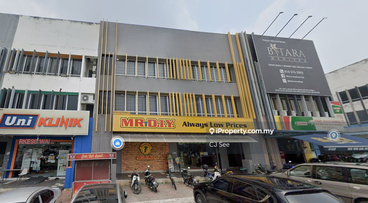 Great traffic area with ample parking spaces
