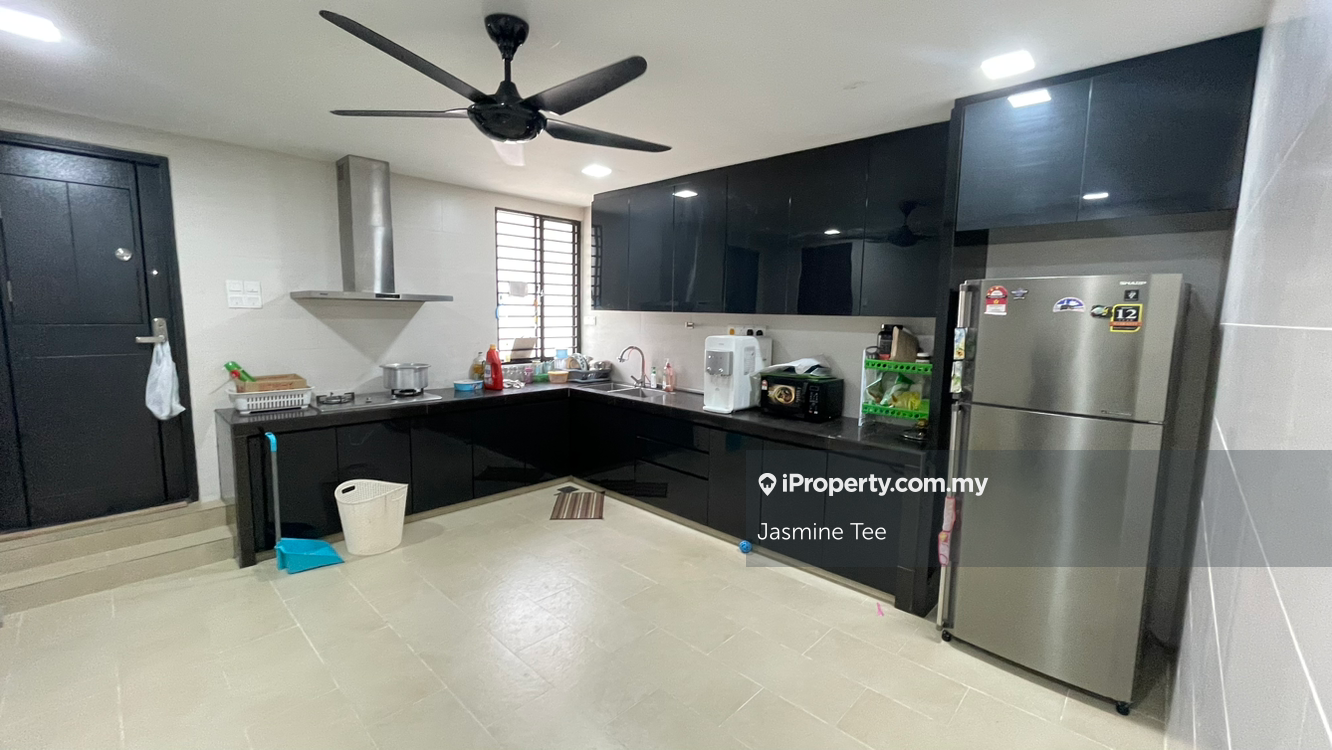 Ground floor, newly renovated, 3 bedrooms with 1 store rooms 