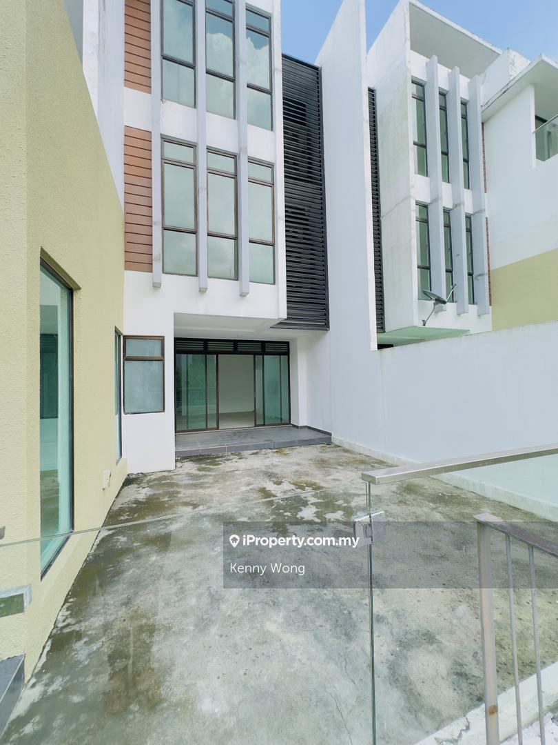 Freehold townhouse guarded at residensi ledang iskandar puteri