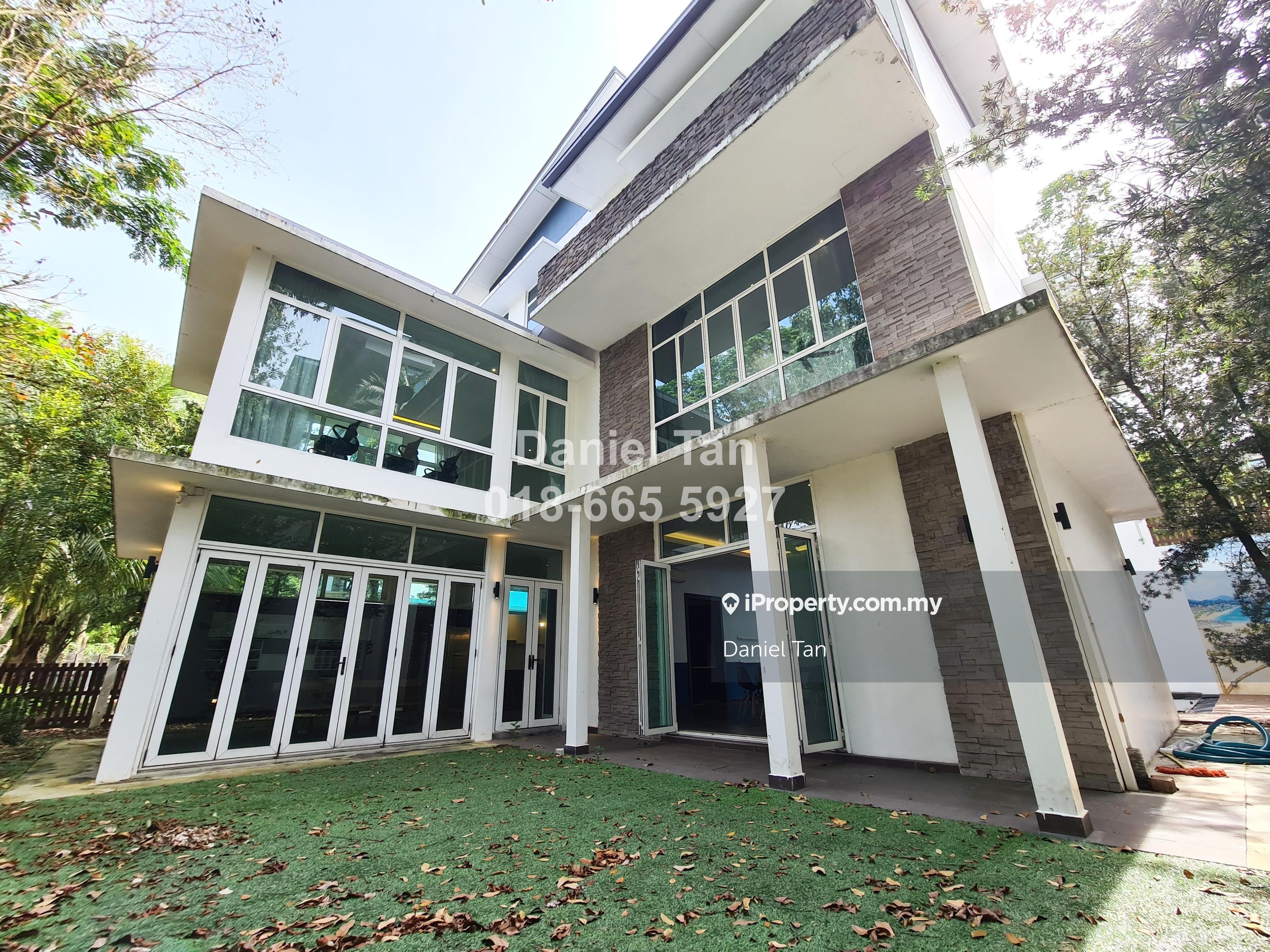 3-Storey Backyard Lake View Bungalow with Private Pool