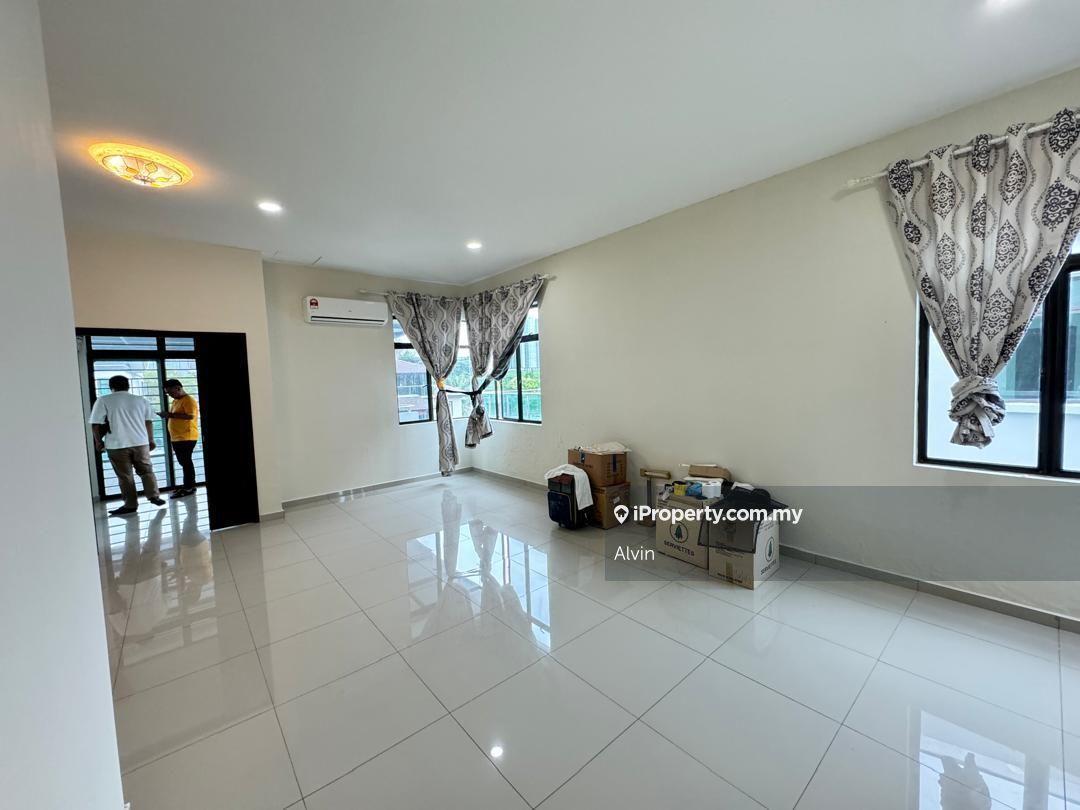 Move in condition 2.5 Storey Semi D