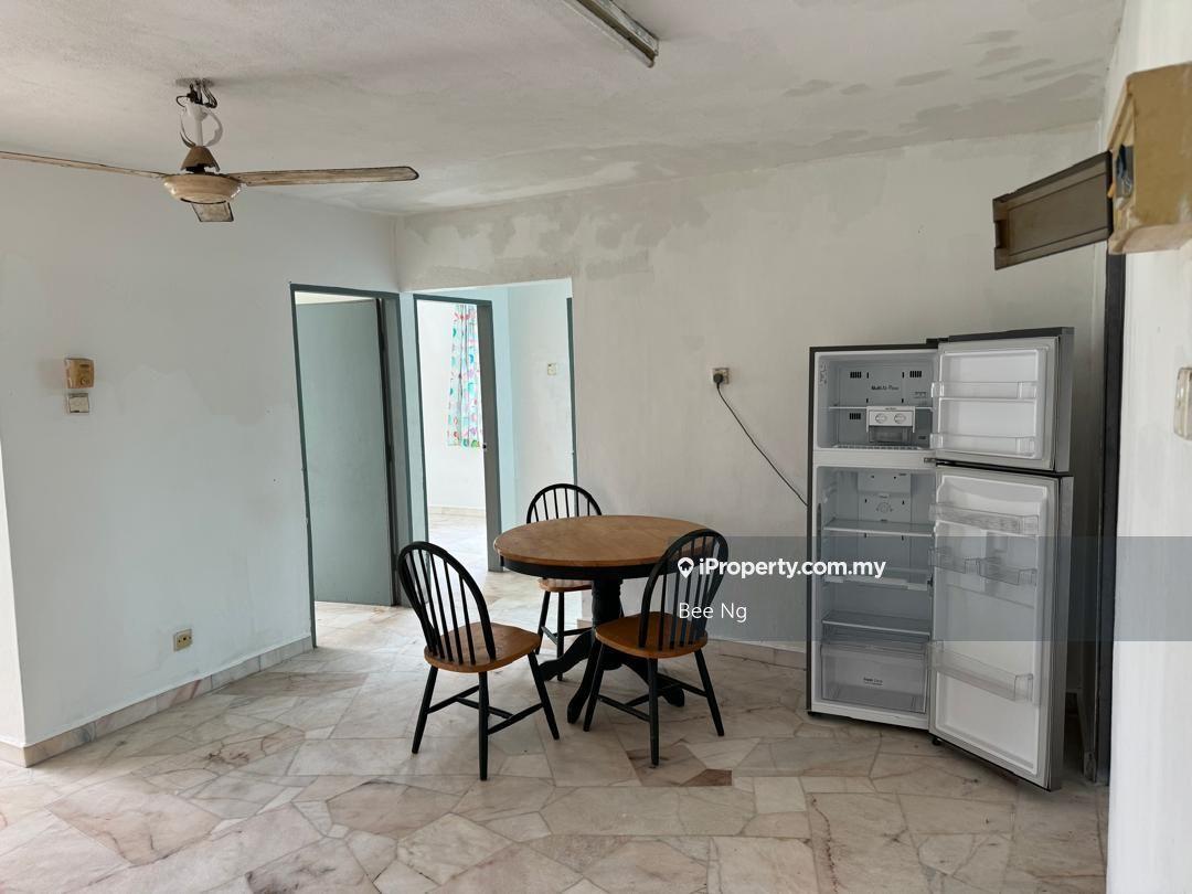 Kota laksamana utama,medium floor solo 3r2b corner lot unit for sale