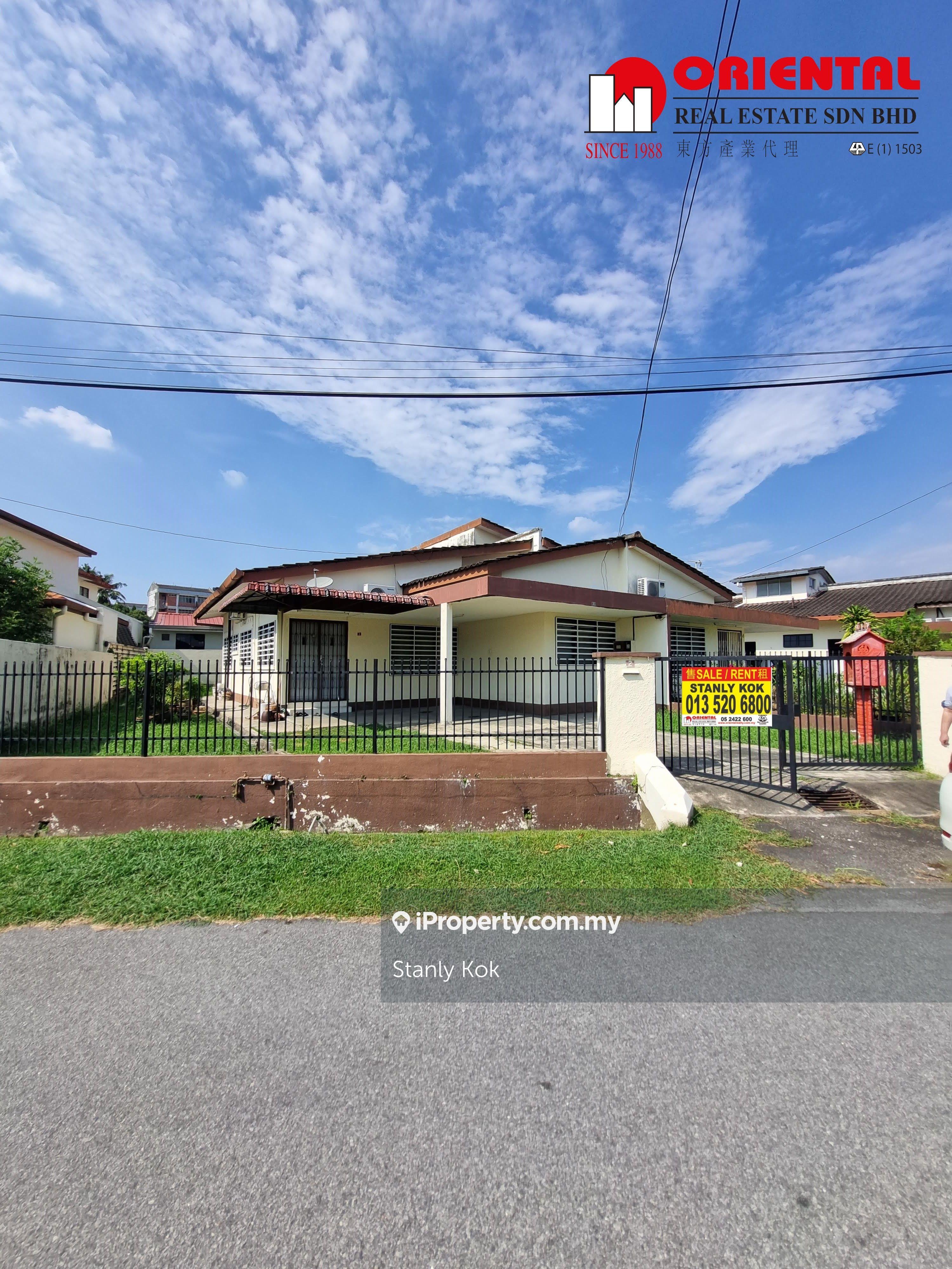 Near to town, close distance to schools, shops & eateries