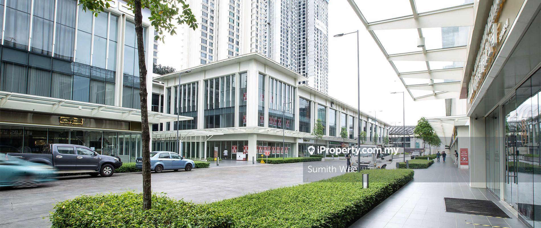 Super visible shop lot facing main road and entrance