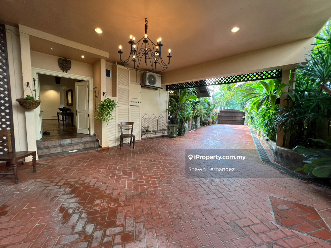 Private, tropical oasis with great conveniences. 