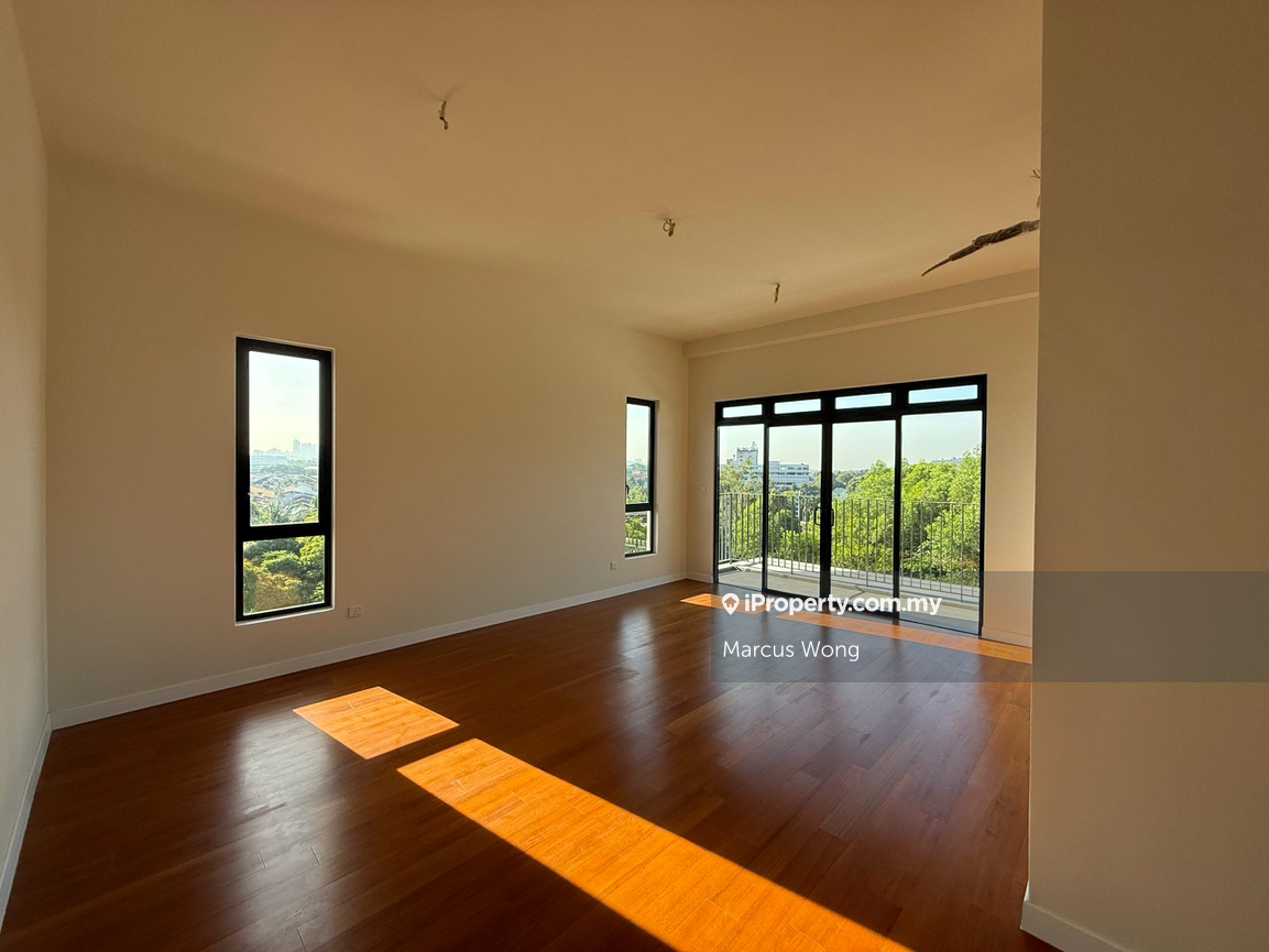 3-storey Garden Villa (corner unit with big garden space )