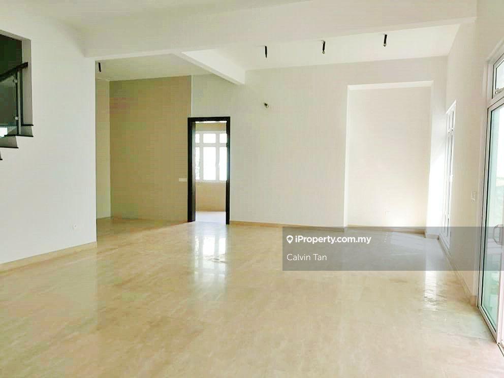 2.5 storey bungalow, hot location, easy access, club house, good deal