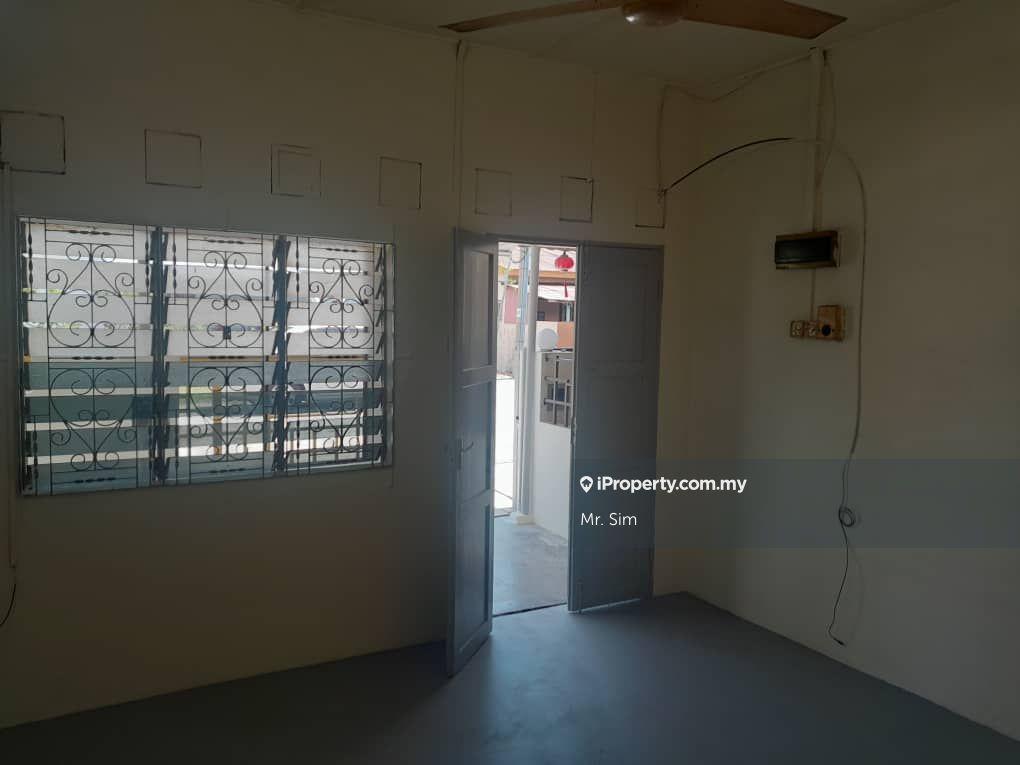 A single storey intermediate terrace house