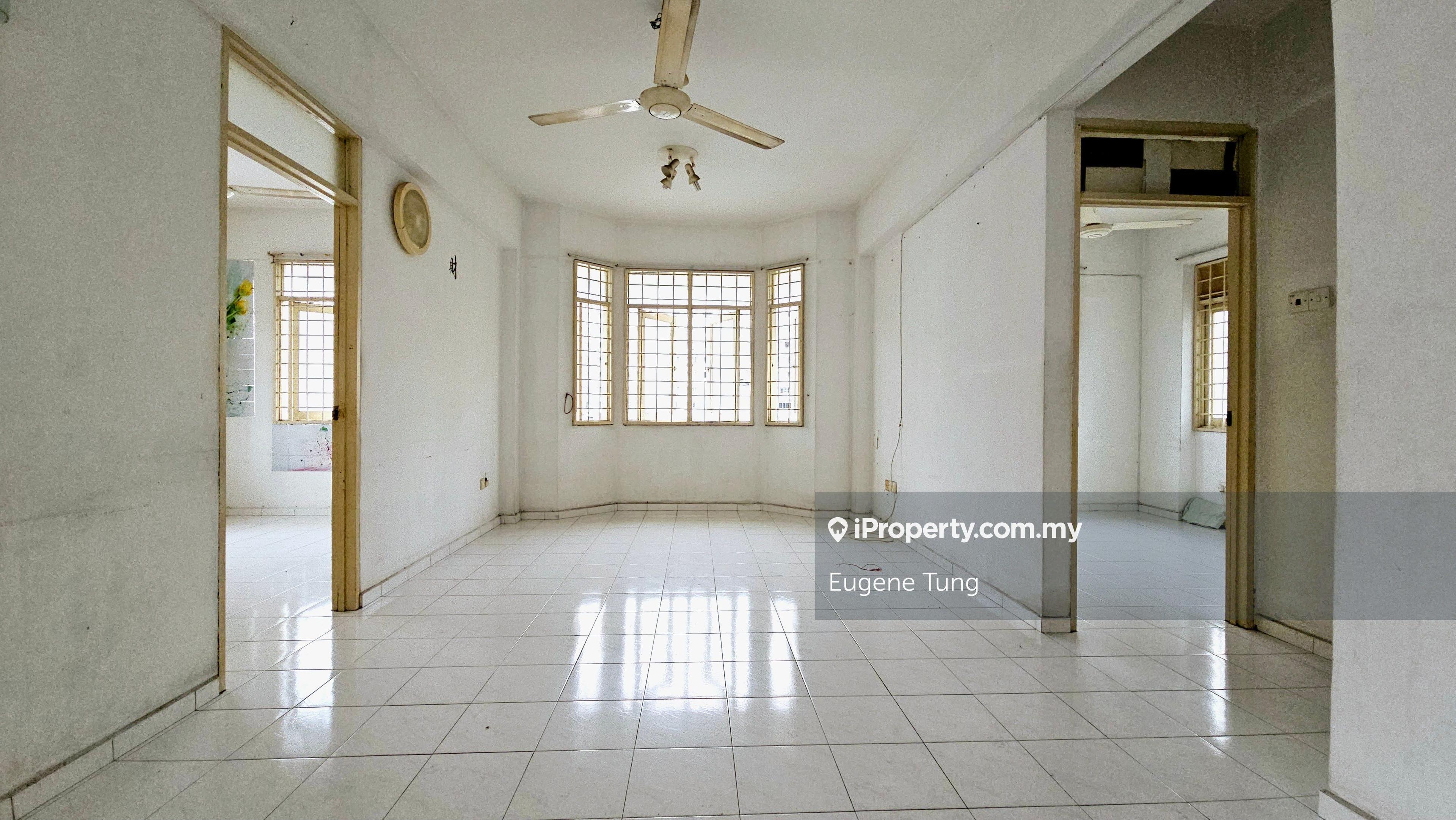 Rare in the market, Corner Unit, no sharing wall, Parking on Ground