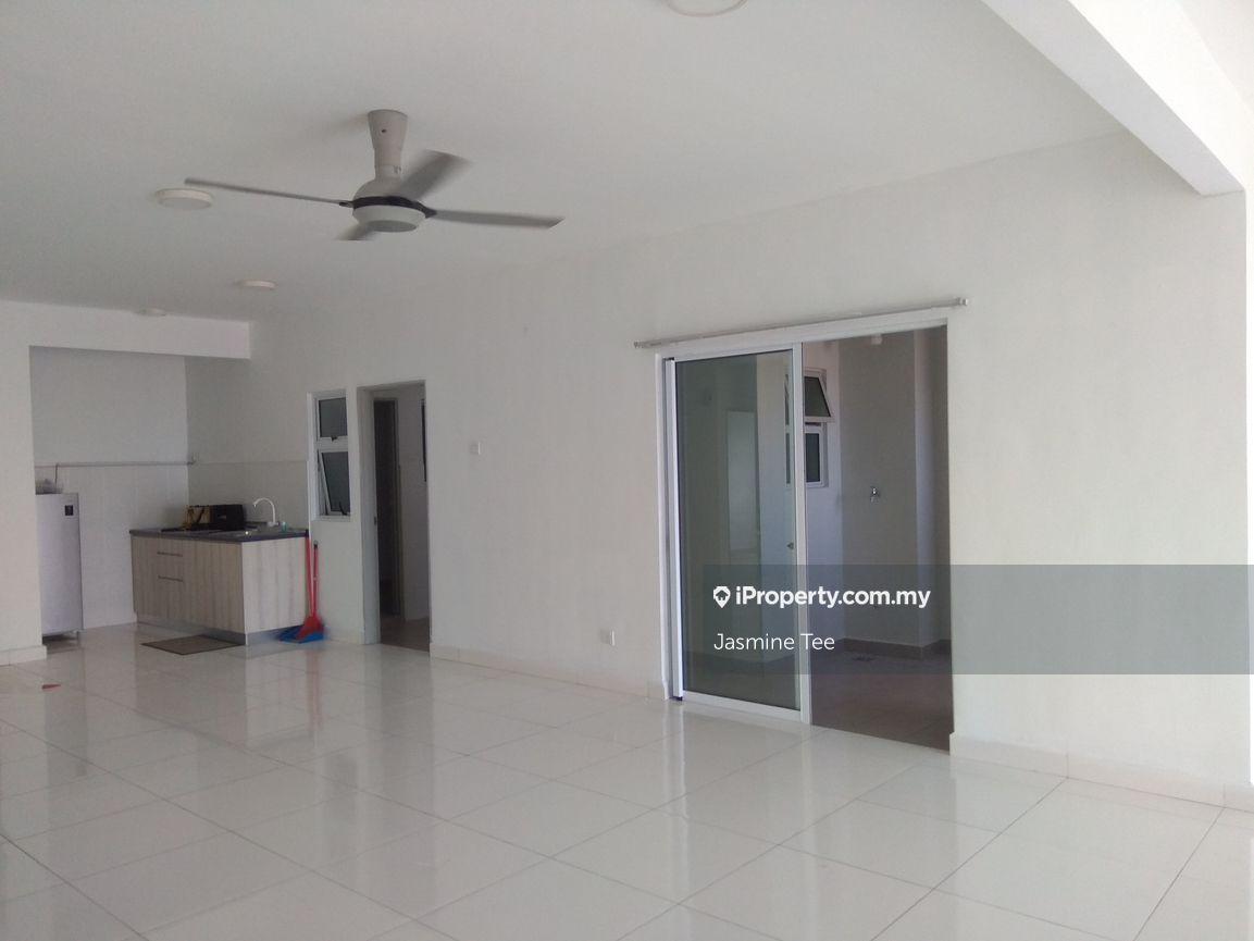 4 bedrooms,2 carpark big corner unit at Dpines for sale