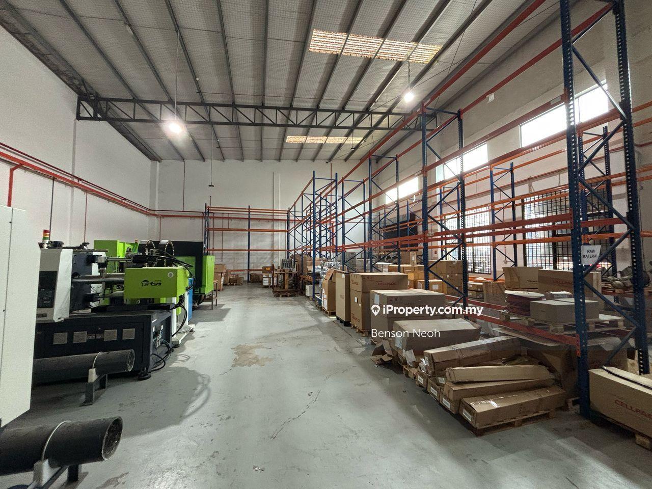 Semi detached factory at Gelang Patah for Sale.