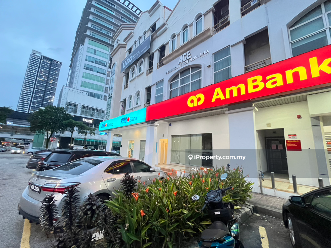 Limited 3.5 storeys corner retail shop lot with Lift