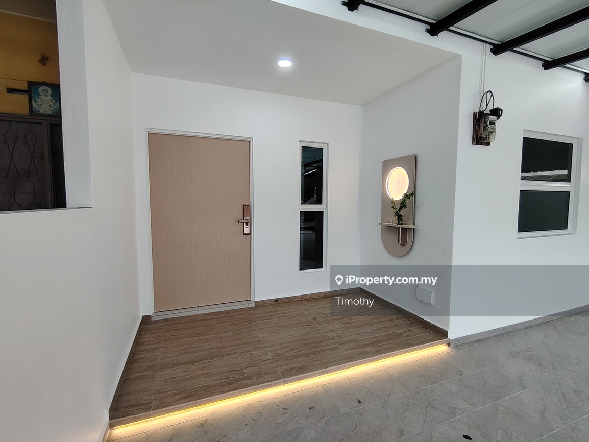 Freehold Terrace house for sale near town area Batu berendam