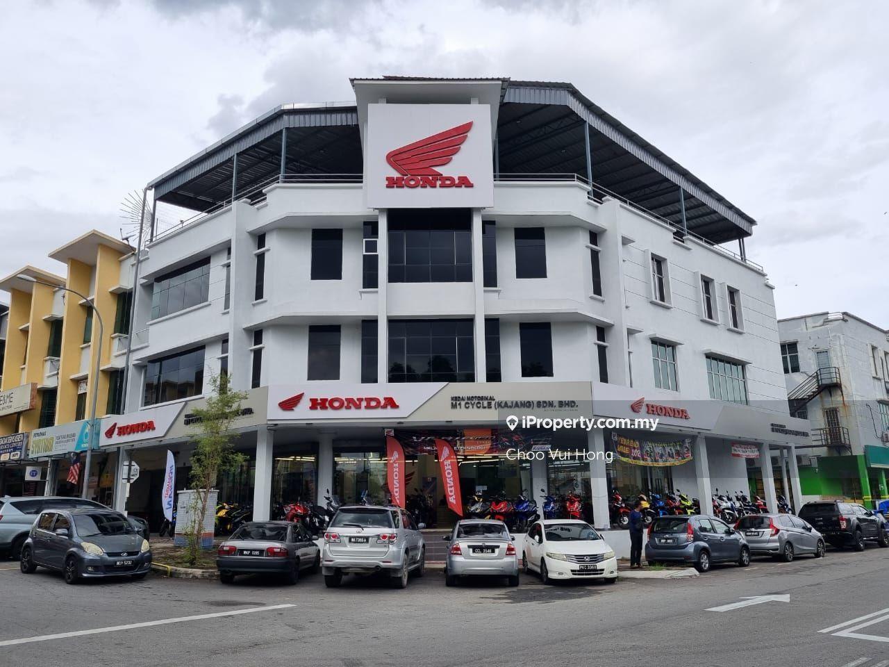 Kajang Putra Corner Shop Lot