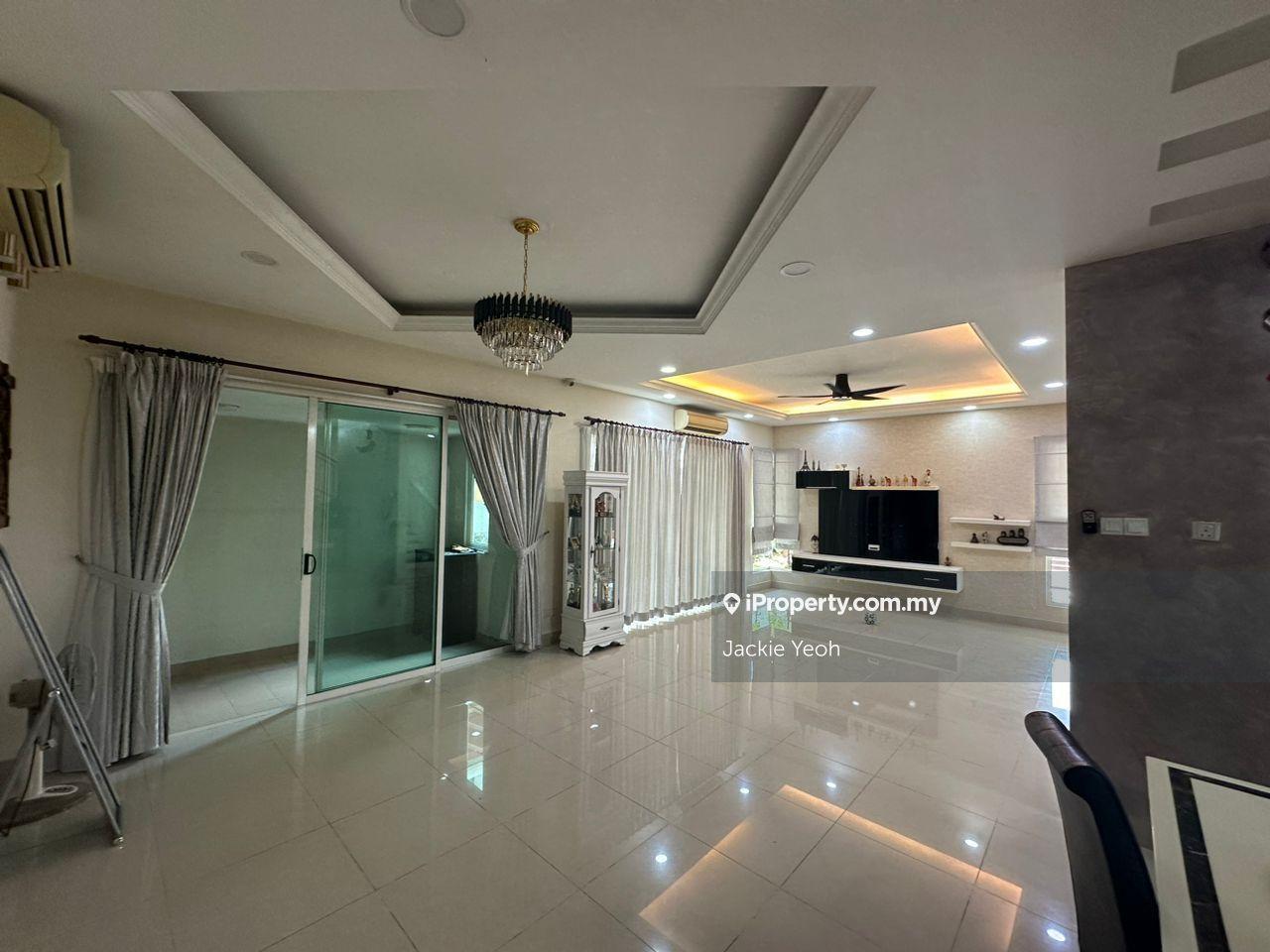 2.5 storey renovated and extended and bungalow for sale !