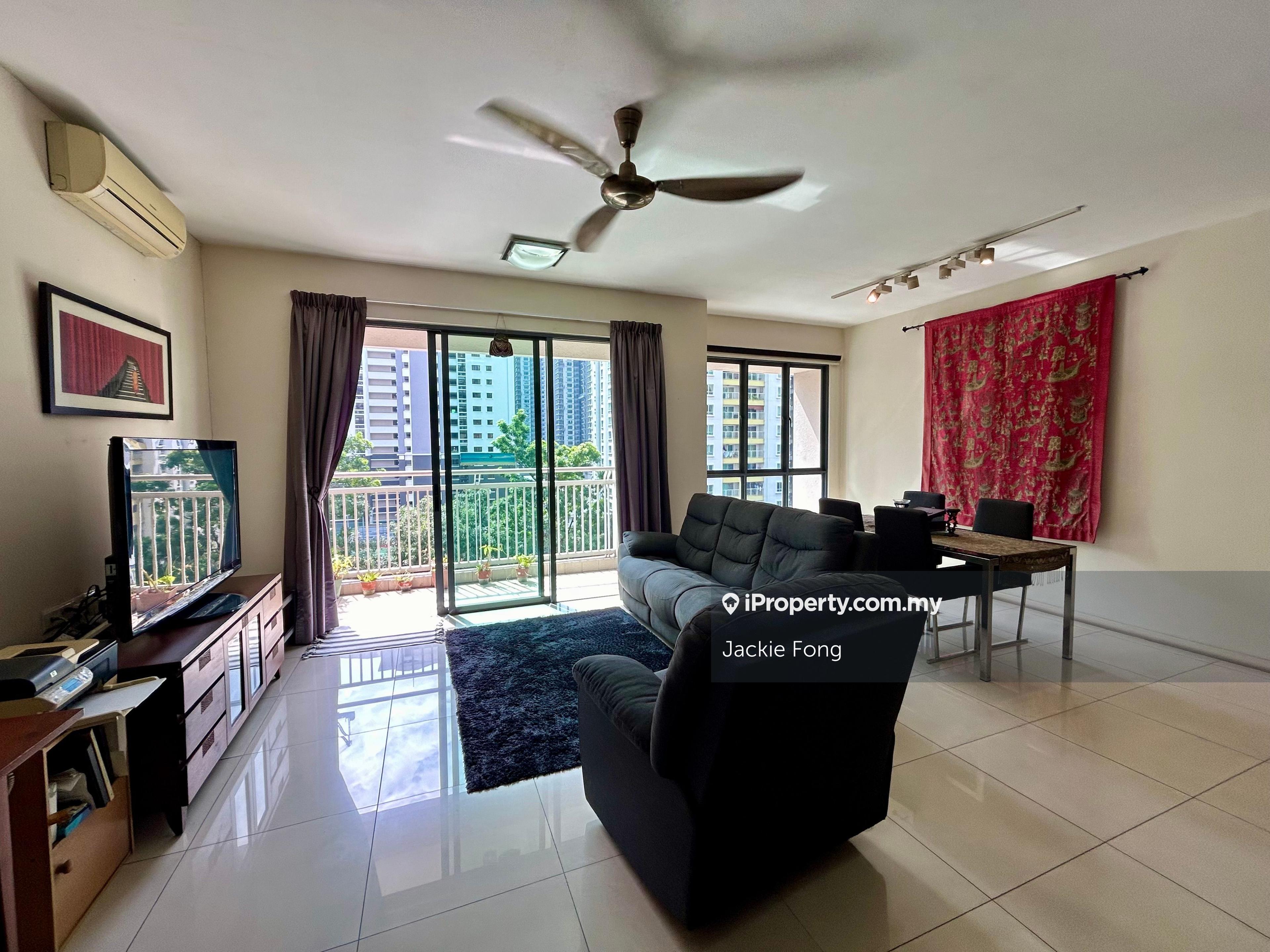Well maintained unit near Garden International School with 3 carparks