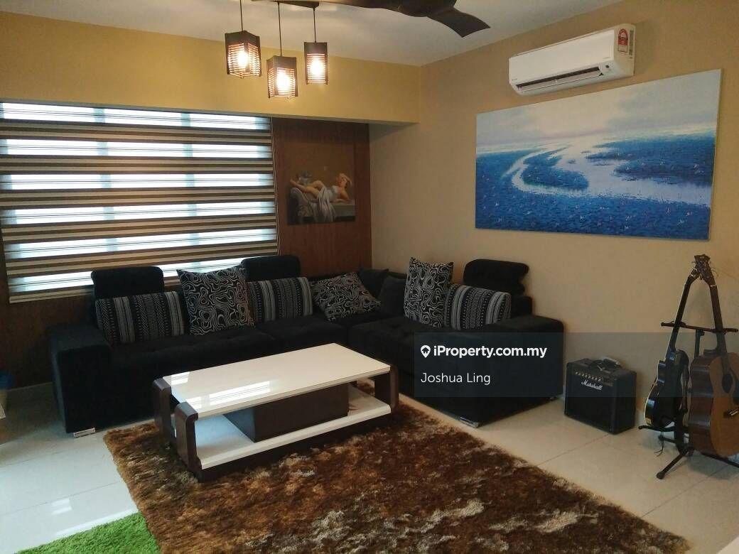 Maisson Condo (Large Unit with 4 Car Parks)