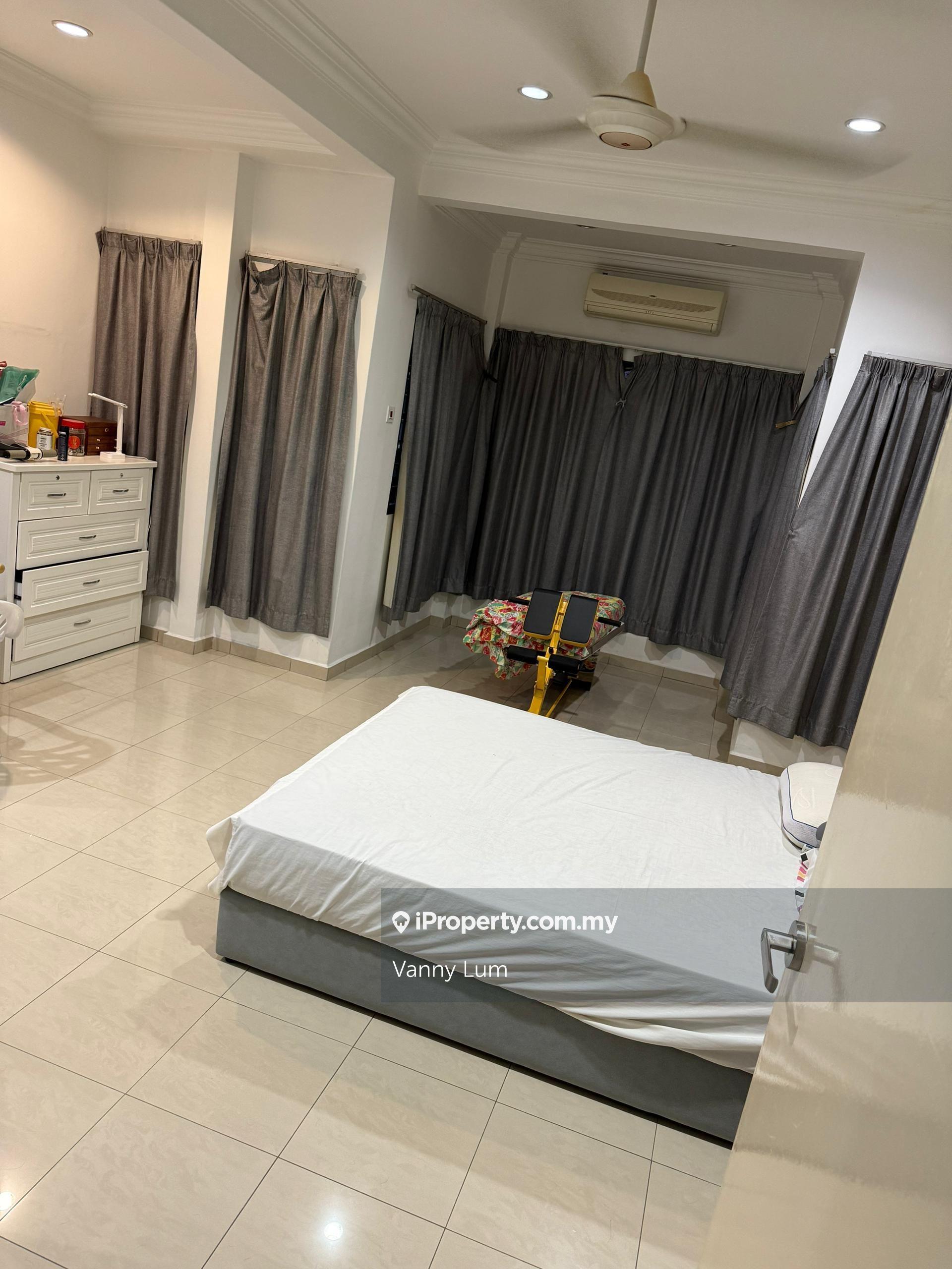 Free Hold Puchong 1.5 Storey Link House Below Bank Value Gated Guarded