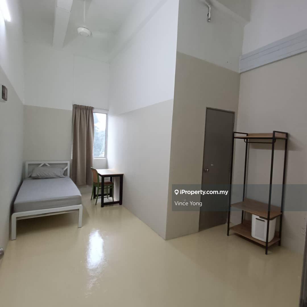 Near Main Place Mall Zero Deposit Single Room at Kota Kemuning