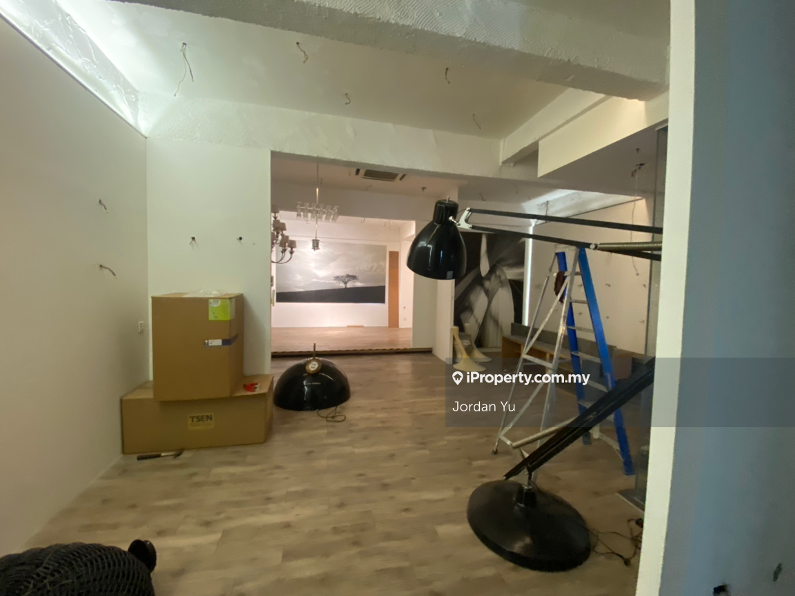 2nd floor with attic to let
