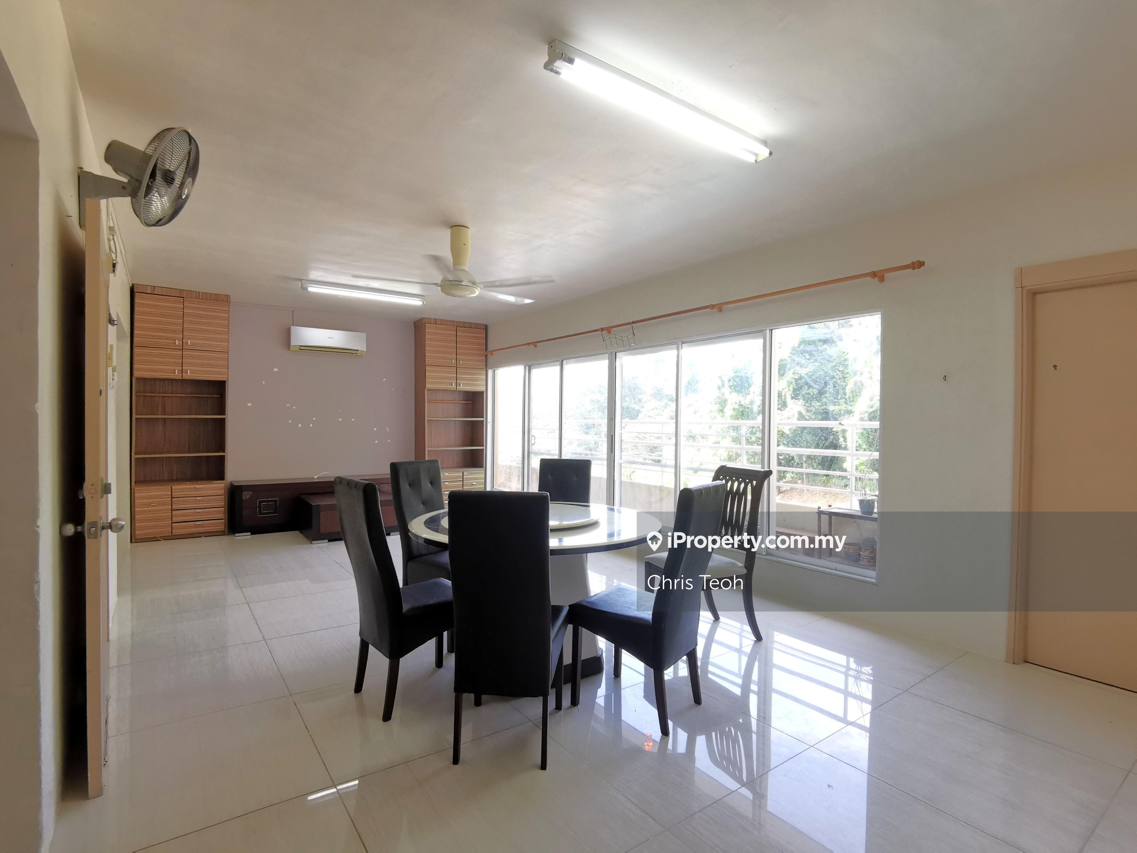 Mid floor, renovated, swimming pool view & 2 car parks!