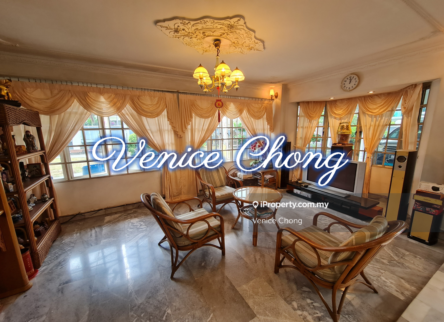 A Corner Semi-D with a Spacious Land Area for Sale