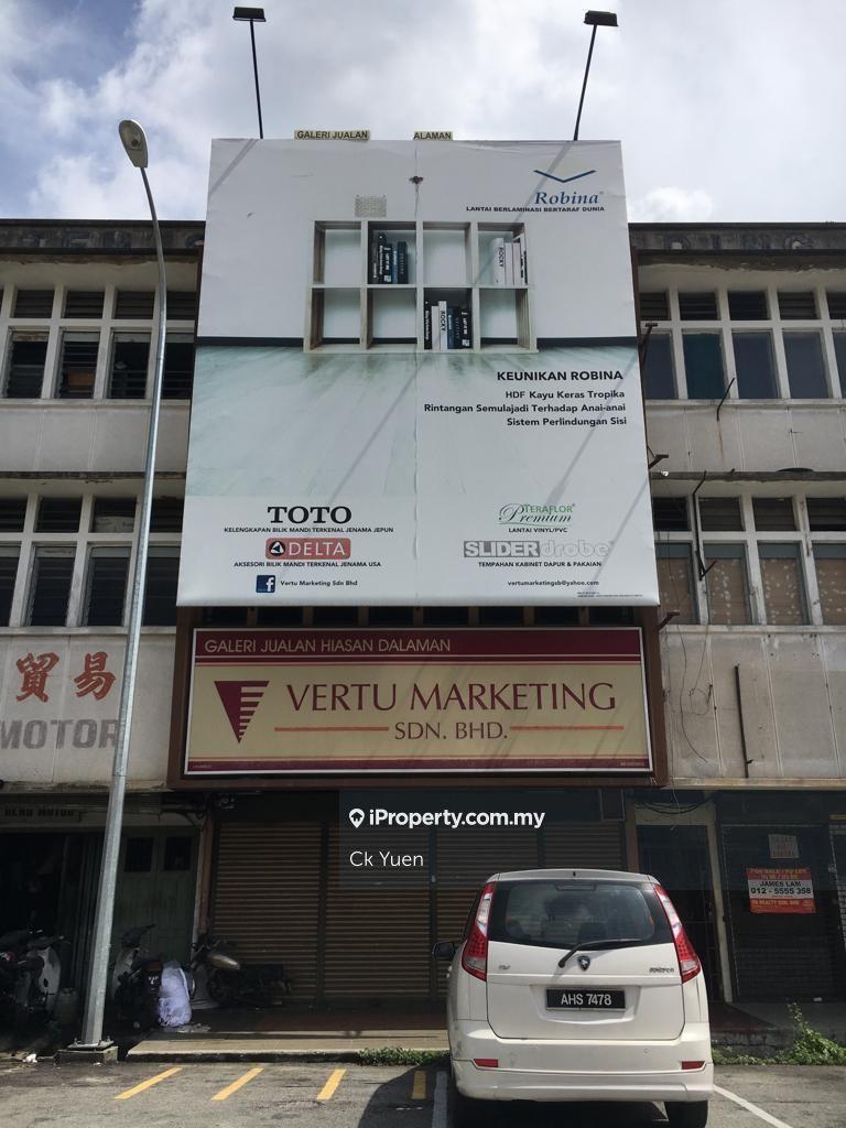 Freehold shop at ipoh town city.Off main road suit for any business 