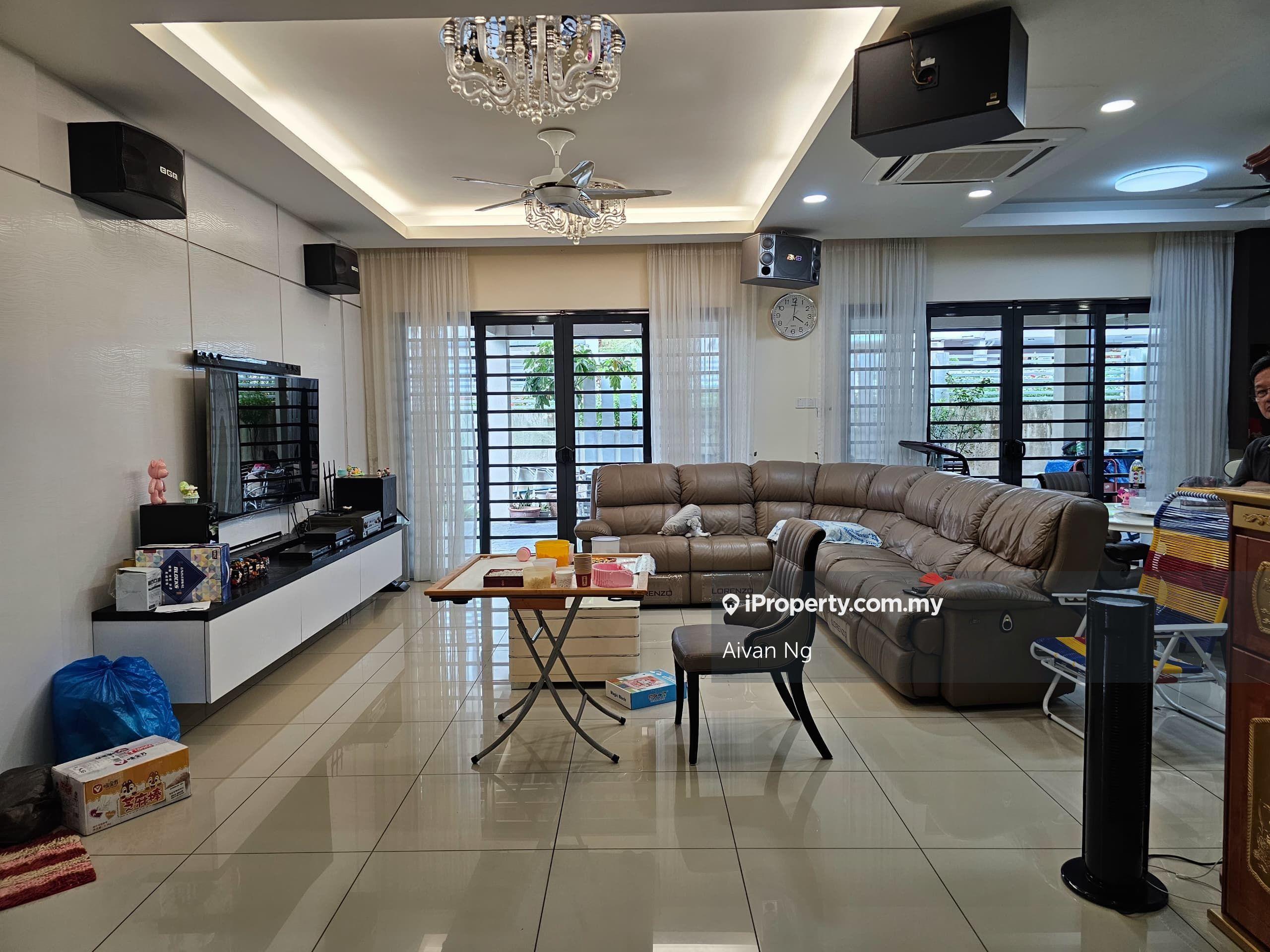 Well Maintained, 3 Storey Corner lot Semi D With Lift @ Twin Palm