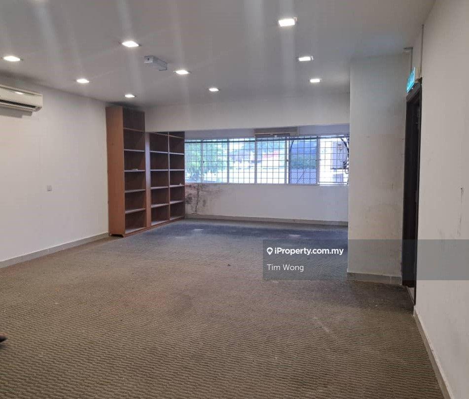 Rare! Well kept. 2nd floor office. Fronting open air car park!