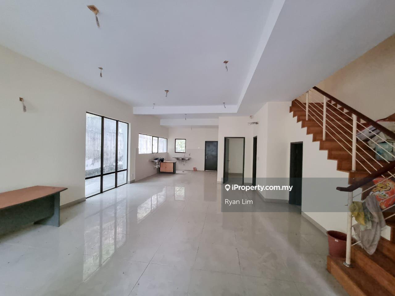 End lot, Ample Parking