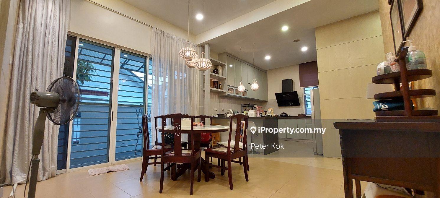 Endlot 35'x70'. Remodelled with Interior-Designed deco & finishing