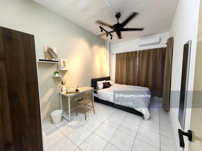 Walking Distance to LRT, Room For Rent