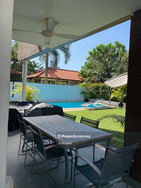 Modern bungalow with pool