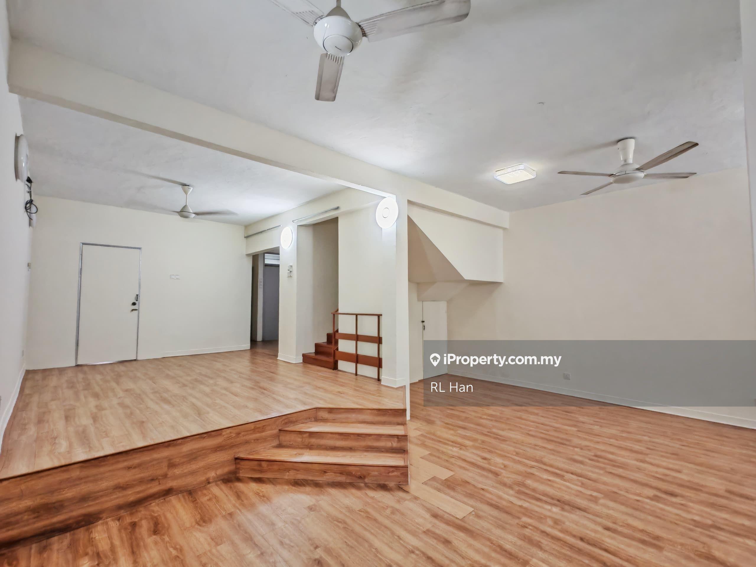 Newly refurbished home walking distance to LRT Ss18 Subang Jaya