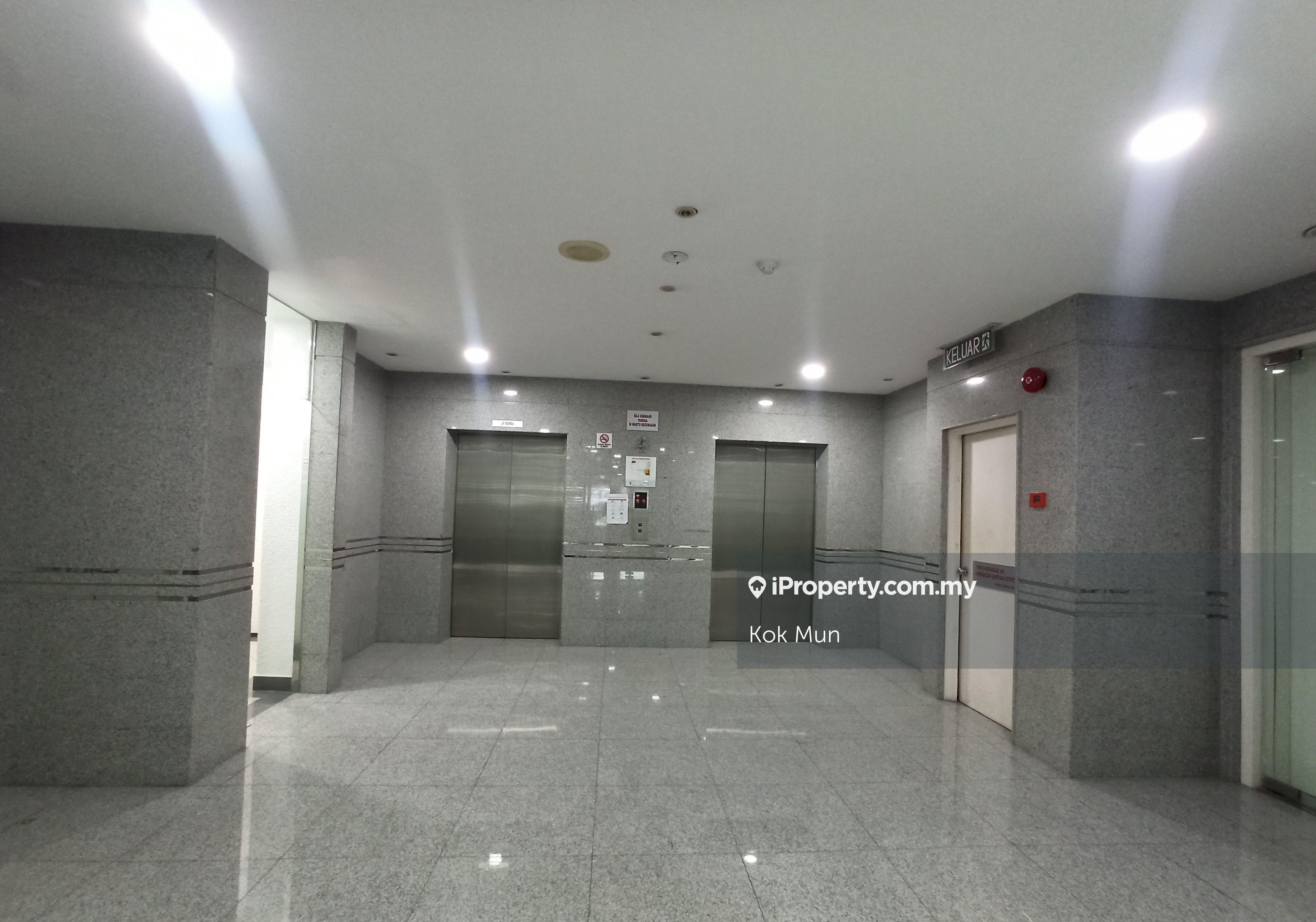 Well-maintained and Furnished Office Floor