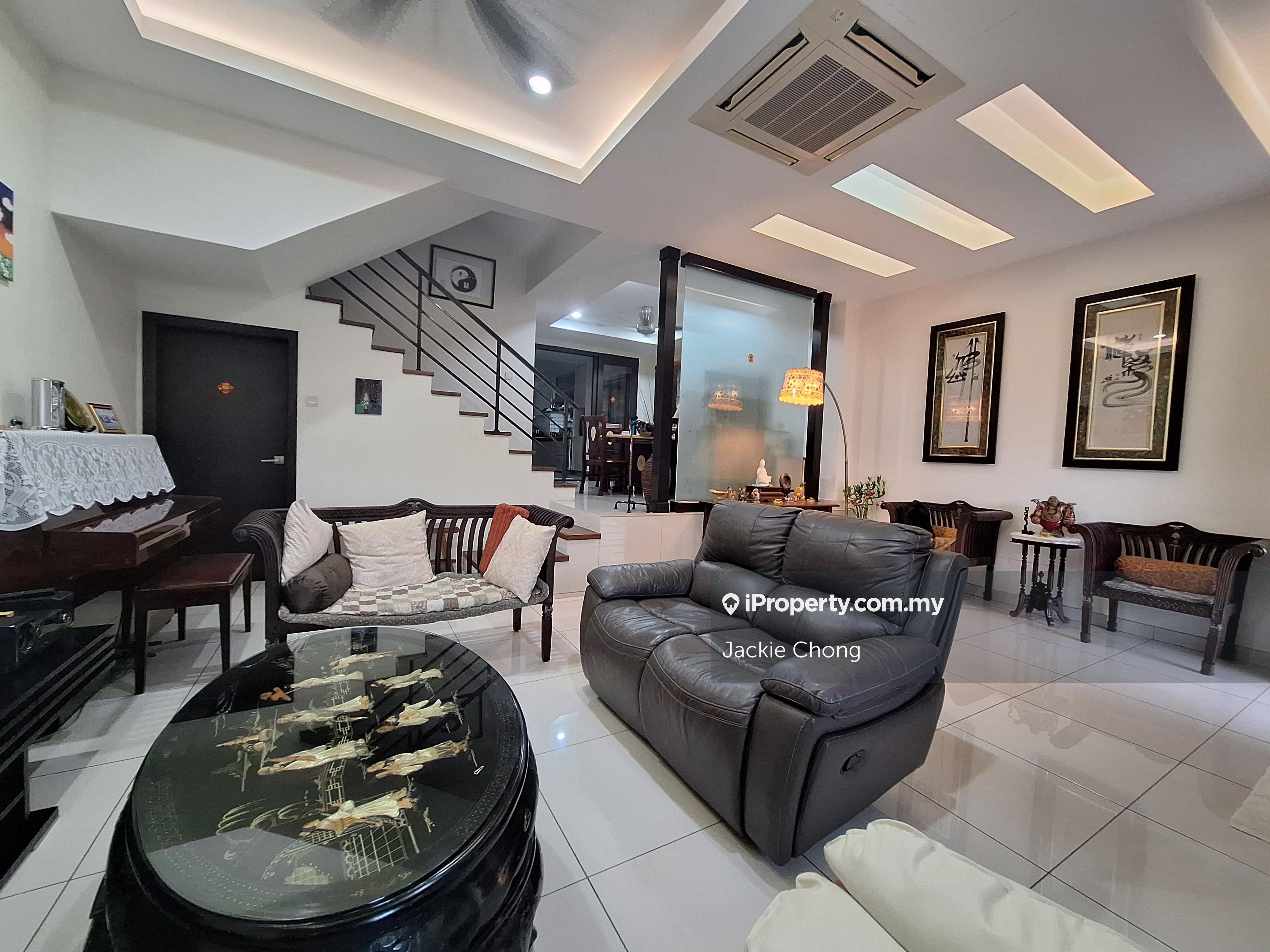2.5 Storey Terrace Renovated and well maintained