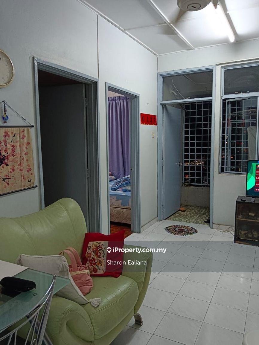 This flat is located in the heart of Taman Pandan Perdana.